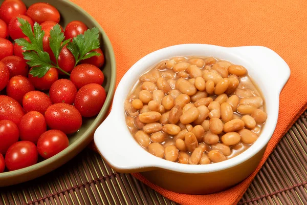 Keramikkruka Med Cariocabönor Kokta Bord Med Matta Och Trasa — Stockfoto