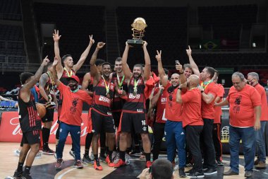 Rio, Brezilya - 27 Mayıs 2021: Olivinha, Maracazinho Stadyumu 'nda Flamengo ve Sao Paulo arasında oynanan erkekler Yeni Brezilya Basketbol (NBB) maçından sonra şampiyon kupayı kaldırdı.
