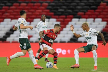Rio, Brezilya - 30 Mayıs 2021: De Arrascaeta Palmeiras 'lı Danilo ile Maracana Stadyumu' nda oynanan Brezilya Şampiyonası 'nın birinci turunda Flamengo ve Palmeiras arasındaki maçta top kavgasında