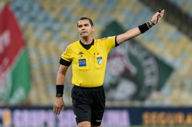 Rio, Brezilya - Haziran 03, 2021: Ricardo Marques Ribeiro hakem Fluminense ile Bragantino arasındaki maçta Maracana Stadyumu 'nda oynanan Brezilya Kupası' nın üçüncü turu.