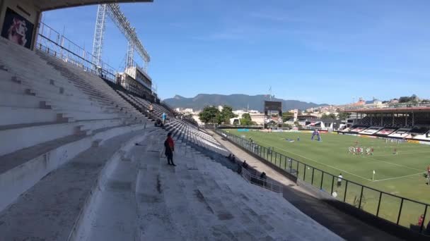 브라질 리우데자네이루 2021 아리오에 바스코다가마 스타디움의 세계적 유행병으로 스탠드가 부분적으로 — 비디오