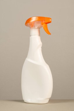 Tarafsız gri arkaplanda plastik ambalaj temizleme