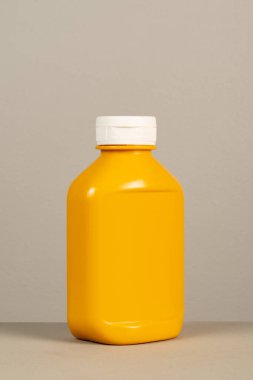 Tarafsız gri arkaplanda plastik ambalaj temizleme