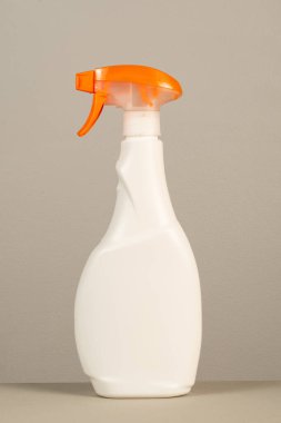 Tarafsız gri arkaplanda plastik ambalaj temizleme