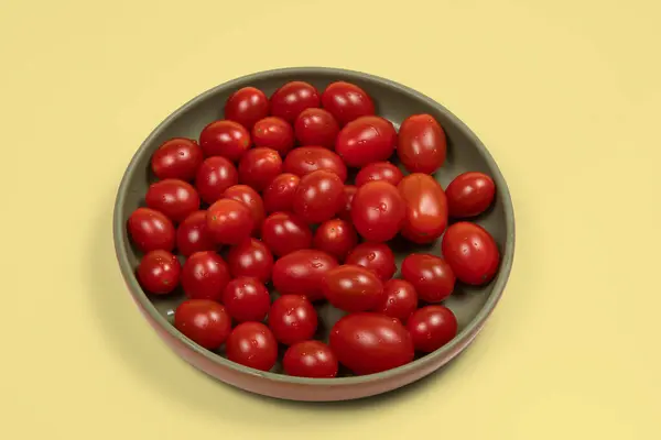 Tomates Cherry Con Gotas Agua Tazón Cerámica Sobre Fondo Amarillo — Foto de Stock