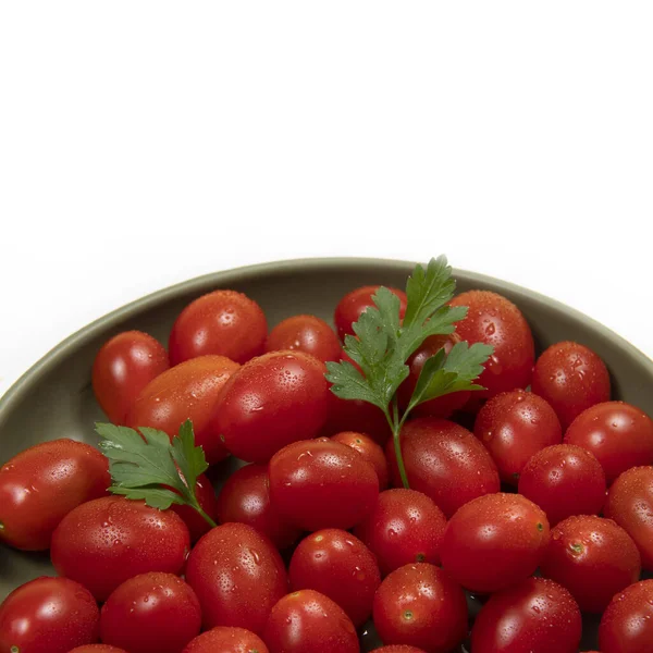 Tomates Cereja Com Gotas Água Tigela Cerâmica Fundo Branco — Fotografia de Stock