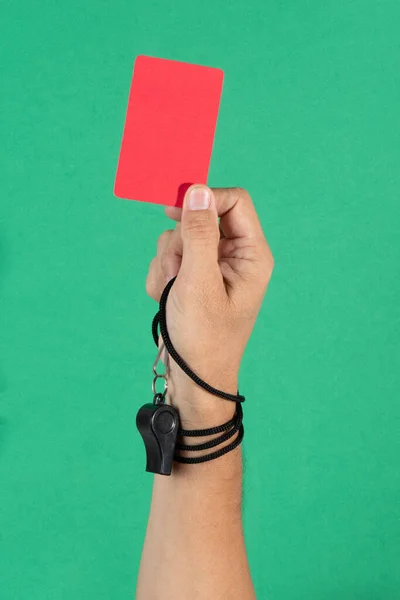 Mão Árbitro Segurando Cartão Vermelho Assobiar Fundo Verde — Fotografia de Stock