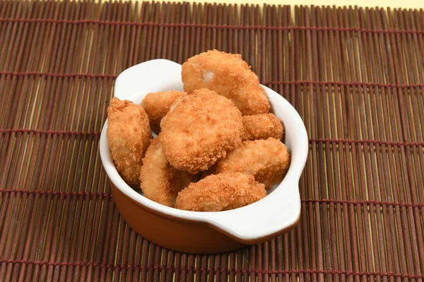 세라믹 그릇에 바삭바삭 닭고기 — 스톡 사진