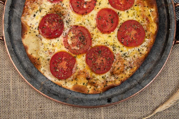 モッツァレラチーズとオレガノのトマトスライスとナポリブラジルのピザ トップビュー — ストック写真