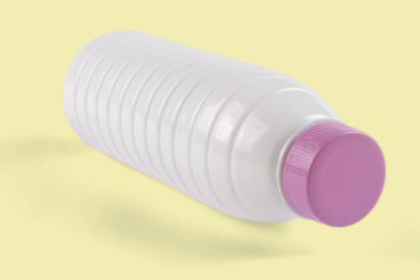 Beyaz plastik yoğurt paketi veya arka planda kesilmiş süt.