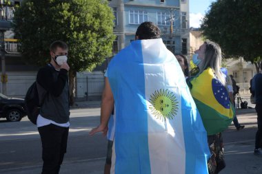 Rio, Brezilya - 10 Temmuz 2021: Stadyumun dışındaki taraftarlar Maracana 'daki Arjantin ve Brezilya arasındaki final maçı için kimlik değişimi bekliyorlar