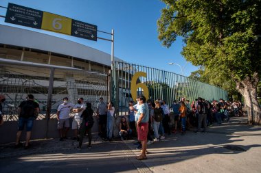 Rio, Brezilya - 10 Temmuz 2021: taraftarlar Arjantin ve Brezilya arasında oynanan Copa America 2021 final maçında kimliklerini değiştirmek için kalabalıklar