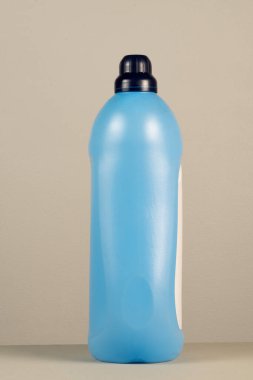 Tarafsız gri arkaplanda plastik ambalaj temizleme