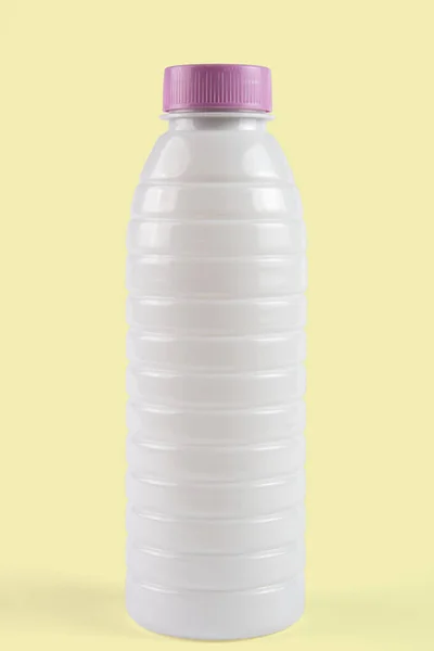 Embalagem Plástico Branco Iogurte Leite Cortado Fundo — Fotografia de Stock