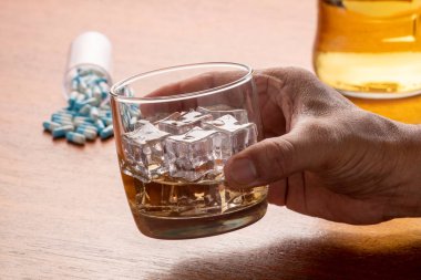 Bir bardak buzlu viski ve haplarla alkol bağımlılığı