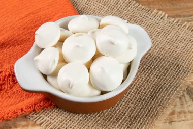 Brezilya 'da yapılan tipik bir fırın iç çekişi. Yumurta beyazından ve şekerden yapılmış.