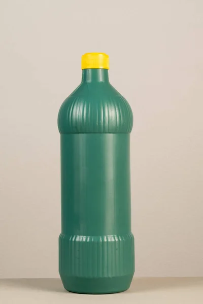 Очищення Пластикової Упаковки Продукту Нейтральному Сірому Фоні — стокове фото
