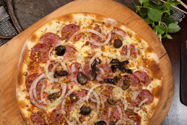 Biberli, peynirli, soğanlı ve siyah zeytinli Brezilya pizzası.