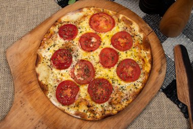 Mozzarella peynirli Napoli Brezilya pizzası ve kekik dilimli domates, üst manzara.