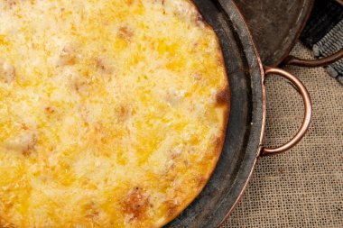 Brezilya mozzarella pizzası, üst manzara.