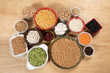 Farklı tahıl çeşitleri ve yenilebilir kuru tohumların toplanması. İplik kaynakları örnekleri