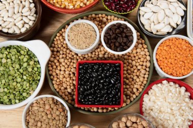 Farklı tahıl çeşitleri ve yenilebilir kuru tohumların toplanması. İplik kaynakları örnekleri