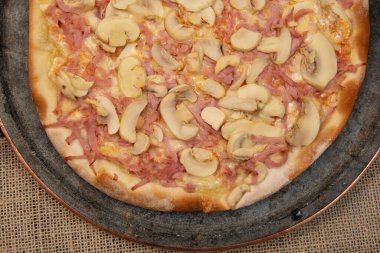 Brezilya mantarı, peynir ve jambonlu pizza.