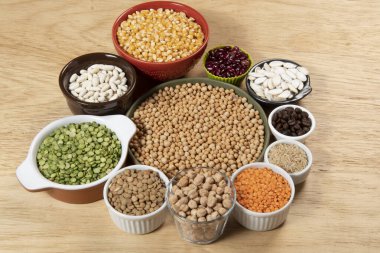 Farklı tahıl çeşitleri ve yenilebilir kuru tohumların toplanması. İplik kaynakları örnekleri