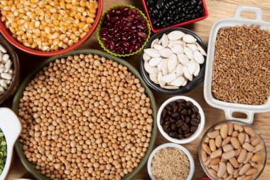 Farklı tahıl çeşitleri ve yenilebilir kuru tohumların toplanması. İplik kaynakları örnekleri