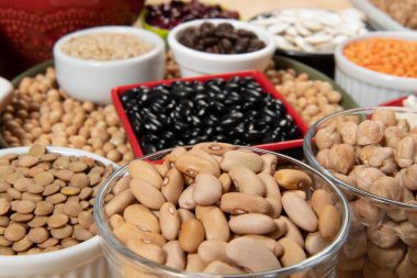 Farklı tahıl çeşitleri ve yenilebilir kuru tohumların toplanması. İplik kaynakları örnekleri