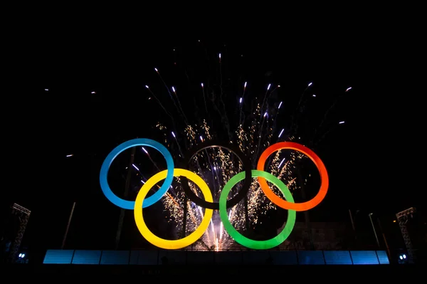 Rio Brazílie Května 2015 Olympijský Symbol Noci Ohňostrojem Pozadí — Stock fotografie
