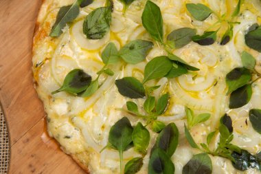 Peynirli, mozarella ve fesleğenli Brezilya pizzası.