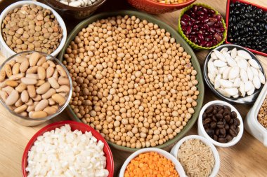 Farklı tahıl çeşitleri ve yenilebilir kuru tohumların toplanması. İplik kaynakları örnekleri