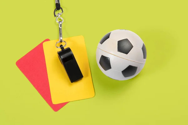 サッカーボール 黄色と赤のカードと審判笛 — ストック写真