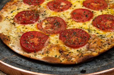 Mozzarella peynirli Napoli Brezilya pizzası ve kekik dilimli domates, üst manzara.