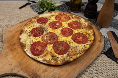 Mozzarella peynirli Napoli Brezilya pizzası ve kekik dilimli domates, üst manzara.