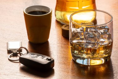 Alkol bağımlılığı, bir bardak viski, buz ve arabanın anahtarı masada..