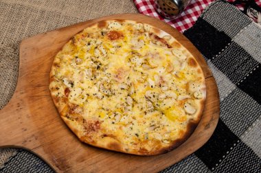 Brezilya mantarı, peynir ve kekik pizzası.