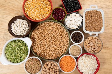 Farklı tahıl çeşitleri ve yenilebilir kuru tohumların toplanması. İplik kaynakları örnekleri