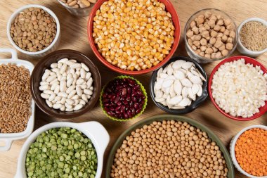 Farklı tahıl çeşitleri ve yenilebilir kuru tohumların toplanması. İplik kaynakları örnekleri