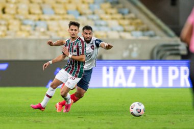 Rio, Brezilya - 3 Ağustos 2021: Gabriel Teixeira ve Juan Patino Fluminense-Cerro Porteno maçında Maracana Stadyumu 'nda oynanan Libertadores Kupası 8.