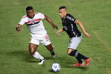Rio, Brezilya - Ağustos 04, 2021: Sao Januario Stadyumu 'nda oynanan Brezilya Kupası maçında Vasco ile Sao Paulo arasında Leo Jaba ve Luan oyuncuları karşılaşacak.