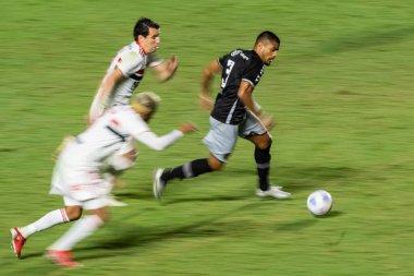 Rio, Brezilya - Ağustos 04, 2021: Ağır çekimde fotoğraf (bulanık) - Sao Januario Stadyumu 'nda Brezilya Kupası' nda Vasco-Sao Paulo maçında Leo matos oyuncusu