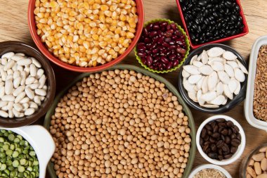 Farklı tahıl çeşitleri ve yenilebilir kuru tohumların toplanması. İplik kaynakları örnekleri