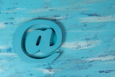 Mavi masadaki ahşap e-posta sembolleri