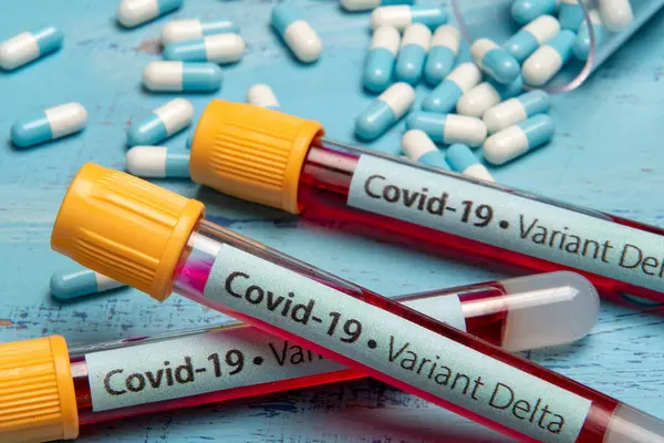 Vakuumröhre Zur Blutentnahme Beschriftet Mit Covid Variante Delta Auf Blauem — Stockfoto