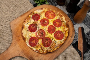 Mozzarella peynirli Napoli Brezilya pizzası ve kekik dilimli domates, üst manzara.