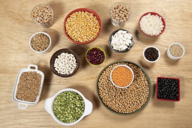 Farklı tahıl çeşitleri ve yenilebilir kuru tohumların toplanması. İplik kaynakları örnekleri