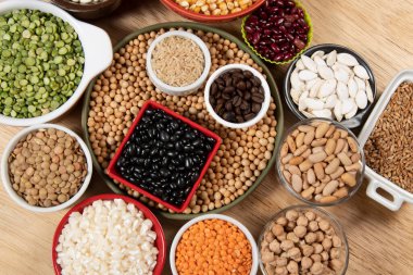 Farklı tahıl çeşitleri ve yenilebilir kuru tohumların toplanması. İplik kaynakları örnekleri