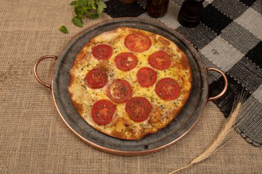 Mozzarella peynirli Napoli Brezilya pizzası ve kekik dilimli domates, üst manzara.